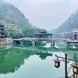 Auch bei Tag und trübem Wetter hat die Stadt noch ihren Charme