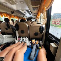 Unsere letzte Busfahrt auf der Reise, Beinfreiheit mal anders 😂