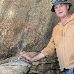 Didi erklärt uns die Felsmalerei