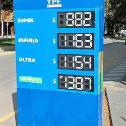 Günstige Preise an der Tankstelle - 1.000 Peso sind ungefähr 1 €