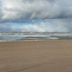 ....an den menschenleeren Strand