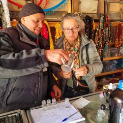 Heidi hilft beim Abfüllen von Rosenwasser! ⚘️
