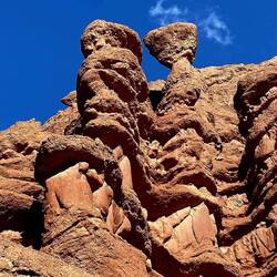 ... mit skurrilen Felsformationen ...