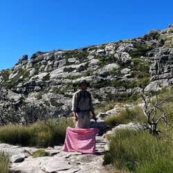 Dieser lustige Wandersmann möchte mit einem "table" (Tisch) auf den "table-mountain"