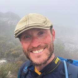 Eine Wolke hat sich in Thomas' Bart verheddert