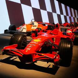 Voitures de courses (il y a de vieilles voitures au fond)