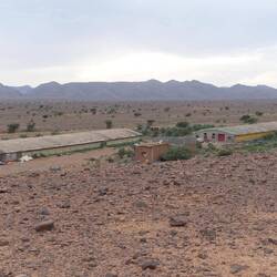 In angemessenem Abstand zum Dorf sind zwei Ställe mit hunderten von Hühner darin