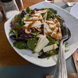 Vorspeise: gemischter Salat mit Käse, Feigen & in Honig marinierten Baumnüssen