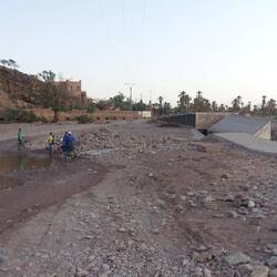 Die Brücke ist wohl unbefahrbar - daher geht es durch den Fluss