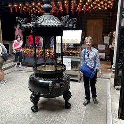 There was a heavy smell inside of incense and prayer sticks.