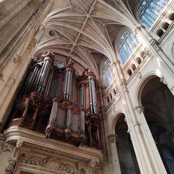 The major organ, with about 8000 pipes, is the largest organ in France