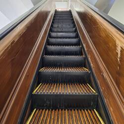 Holzrolltreppe bei Macys