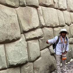 Nuestro guía ilustrándonos sobre las construcciones incas