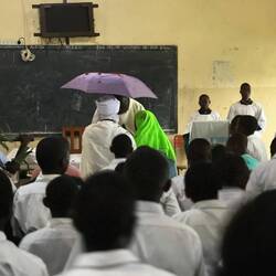Josef und Maria werden vom Pfarrer begrüßt