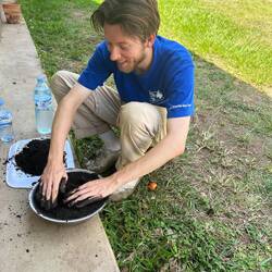 Was macht der Weiße da mit dem Dreck? Das müssen sich viele Schüler gedacht haben beim Vorbeilaufen