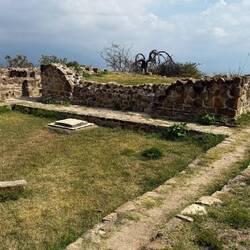 Unter dieser Ausgrabung hat man eine Grabstätte gefunden