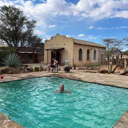 Luxus: Pool mit Kirche