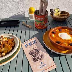 Links Tajine, rechts Shakshuka