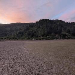 Auf Grund der Ebbe gibt es aktuell kein Wasser zu sehen. Mal bis morgen warten.