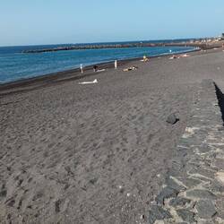 This pic was meant to demonstrate black beach-looks grey.