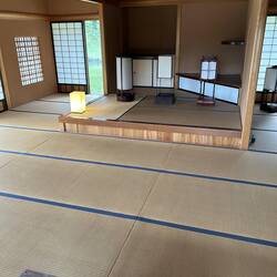 The Nakajima-no-ochaya teahouse was built in 1707, renovated in 1983.