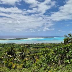 Lagune mit Flughafen Start/Landebahn
