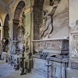 Cimetière monumental. La ville dans la ville avec de belles sculptures funéraires.