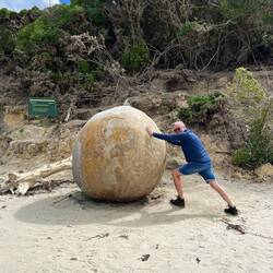 Ich habe ihn vom Strand dahin gerollt 😉