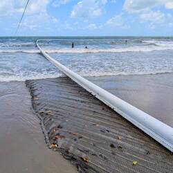 Ein Netz um Schutz vor den Quallen zu bieten