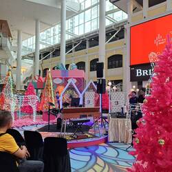 Un enfant talentueux dans le centre commercial