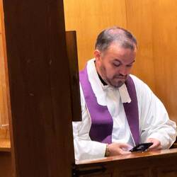 Beichte übers Handy 🤔? Auch die Kirche kommt an Social Media nicht vorbei.