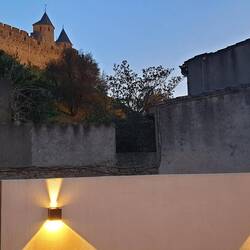 Blick über moderne Mauer hinauf zur alten Mauer.