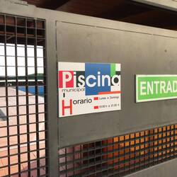 Das öffentliche Freibad ist hier auch im Winter zu.