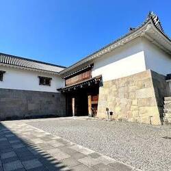 Inner courtyard with 90 degree turn that slowed down invaders.