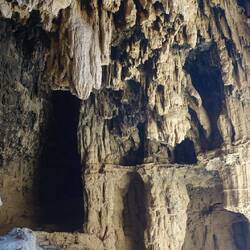 Innen finden sich viele Stalaktiten