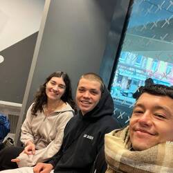 Familie ist da um tschüss zu sagen