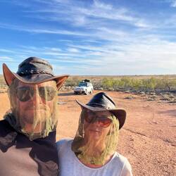 Wir sind am Camp, mitten im Nirgendwo. Und es gibt Fliegen 🪰