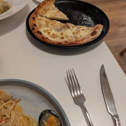 Garlic cheese bread - looking like a pizza