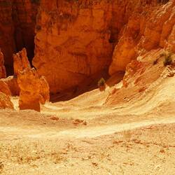 Die Wallstreet führt steil im Zickzack zwischen zwei Wänden empor.