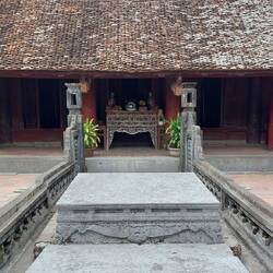 Altar wirh dragon bed in front of it