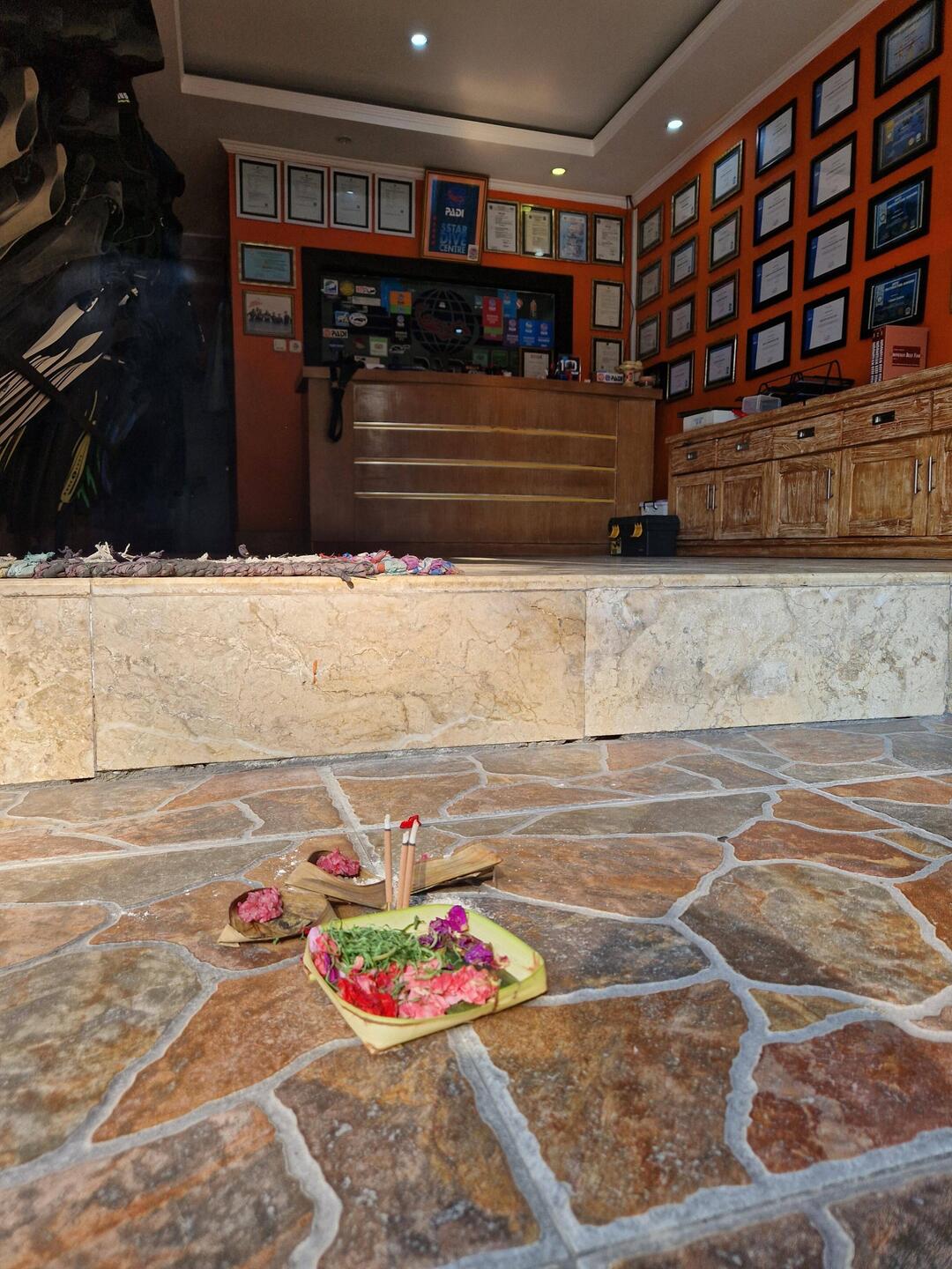 Canang Sari, die tägleche Opfergabe vo de Hindus, gsehd mer of Bali öberall.