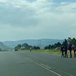 Kinder auf dem Weg zur Schule