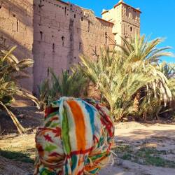 Unweit ein anderes Lehmgebäude...