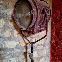 ... mit einer verstaubten Leuchte!