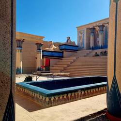 ... und das Bad, in dem Kleopatra in Eselmilch ihre Schönheit pflegte!