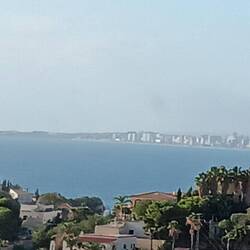 Es gibt immer wieder schöne Ausblicke zum Mittelmeer, hier im Hintergrund Alicante