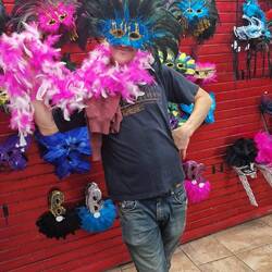 Mumpi had fun at the souvenir shop 😅