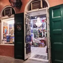 So many cool art galleries and stores :)