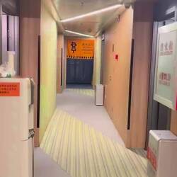 Hauptproblem: die unerträgliche Hitze in dem Bett, die von den Rohren an der Decke kam🥵 (+Gerüche🤢)