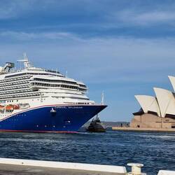 riesiges Kreuzfahrtschiff